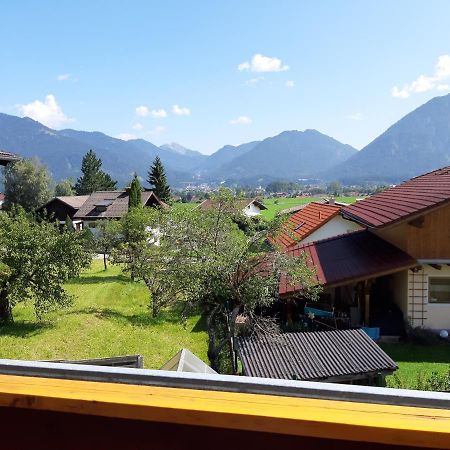 Ferienwohnung 80 m2 Haushälfte, 3 Zimmer, Parkplätze, bis 6 Pers Wängle Exterior foto