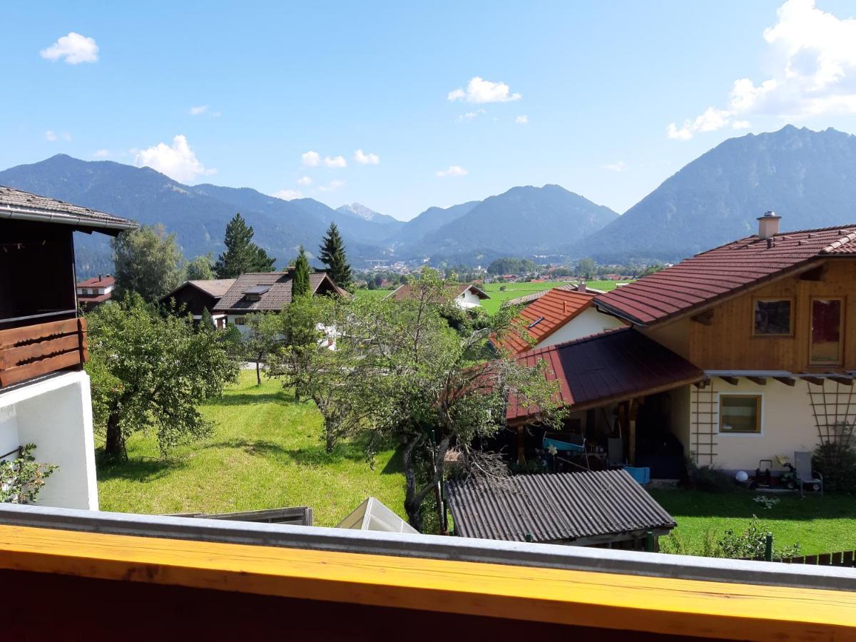 Ferienwohnung 80 m2 Haushälfte, 3 Zimmer, Parkplätze, bis 6 Pers Wängle Exterior foto