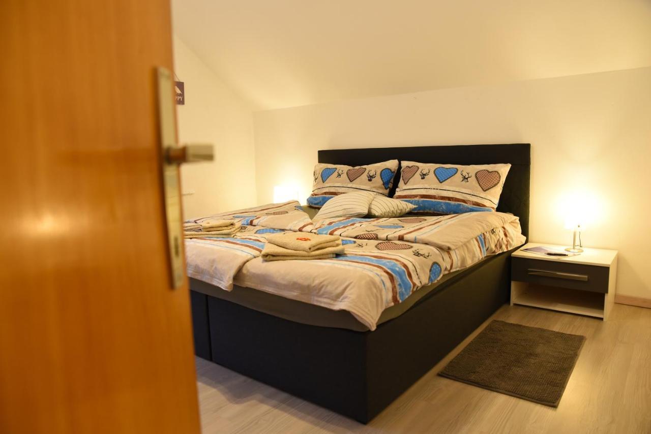 Ferienwohnung 80 m2 Haushälfte, 3 Zimmer, Parkplätze, bis 6 Pers Wängle Exterior foto