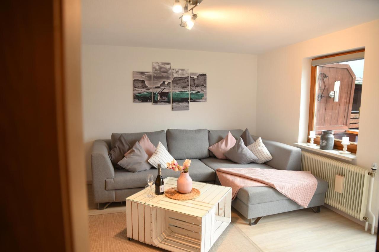 Ferienwohnung 80 m2 Haushälfte, 3 Zimmer, Parkplätze, bis 6 Pers Wängle Exterior foto