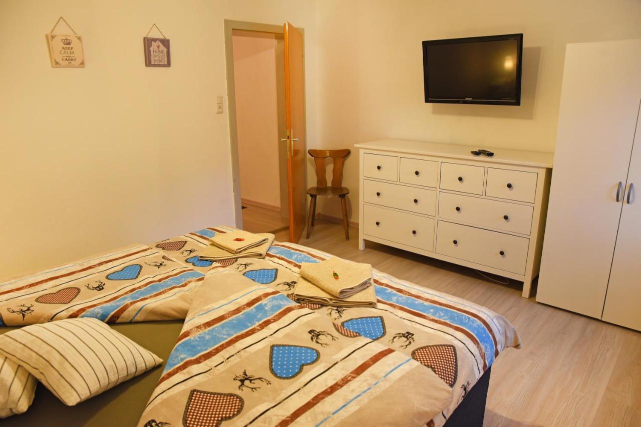 Ferienwohnung 80 m2 Haushälfte, 3 Zimmer, Parkplätze, bis 6 Pers Wängle Exterior foto