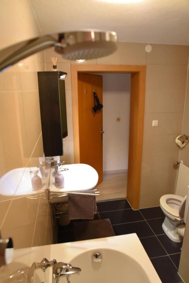 Ferienwohnung 80 m2 Haushälfte, 3 Zimmer, Parkplätze, bis 6 Pers Wängle Exterior foto