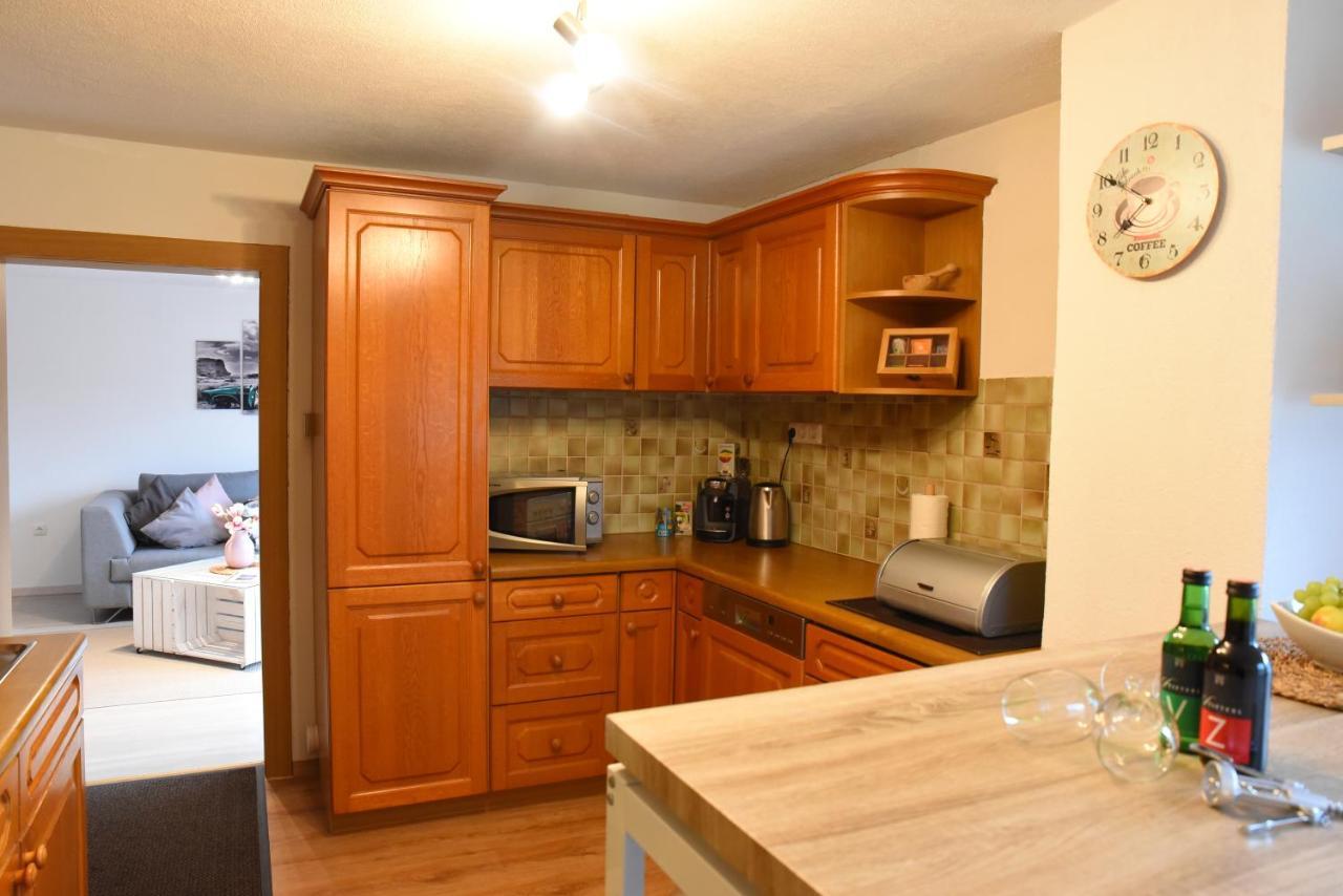 Ferienwohnung 80 m2 Haushälfte, 3 Zimmer, Parkplätze, bis 6 Pers Wängle Exterior foto