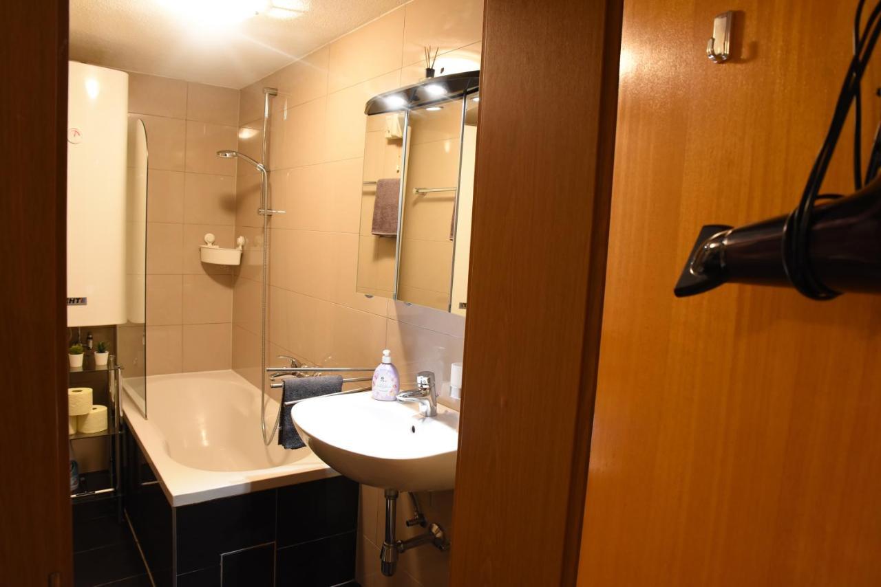 Ferienwohnung 80 m2 Haushälfte, 3 Zimmer, Parkplätze, bis 6 Pers Wängle Exterior foto