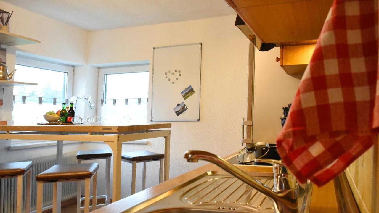 Ferienwohnung 80 m2 Haushälfte, 3 Zimmer, Parkplätze, bis 6 Pers Wängle Exterior foto