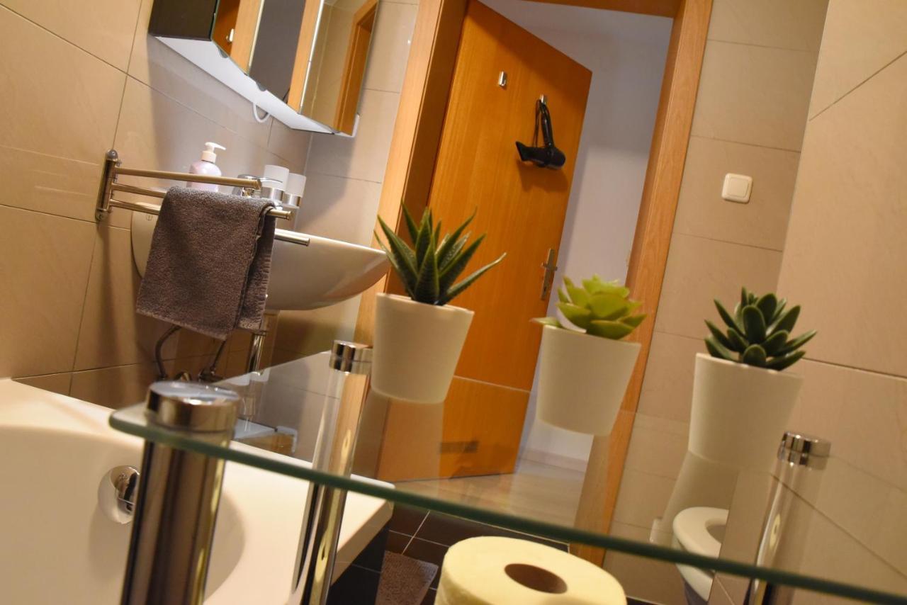 Ferienwohnung 80 m2 Haushälfte, 3 Zimmer, Parkplätze, bis 6 Pers Wängle Exterior foto